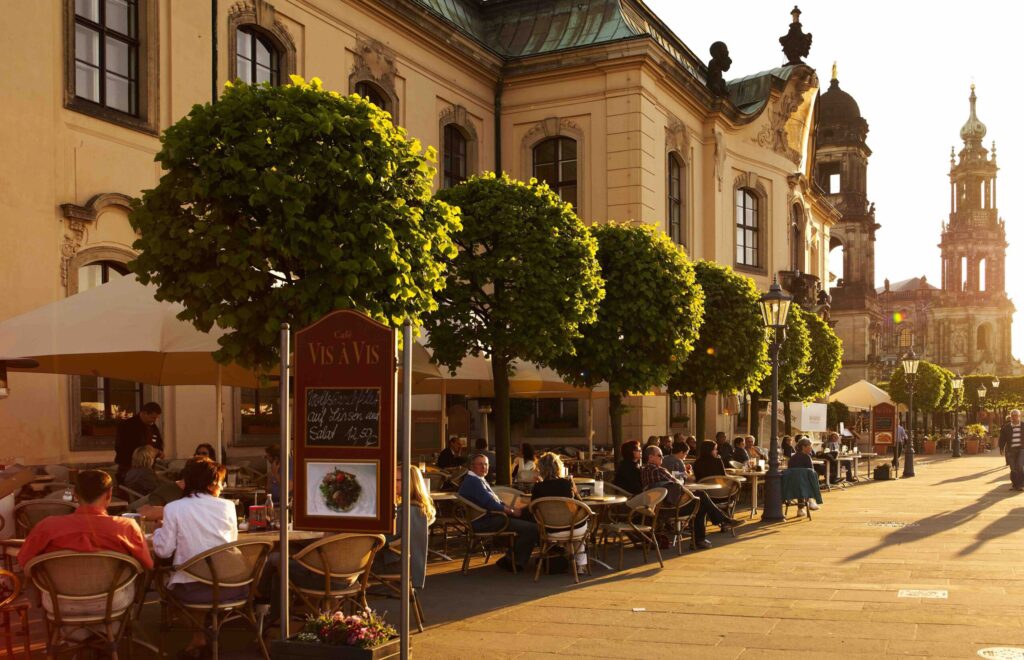 Außenplätze Café Vis á Vis auf der Brühlschen Terrasse