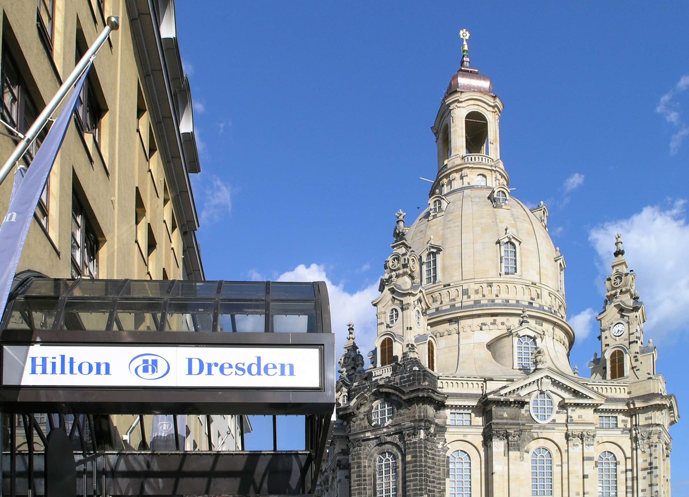 Hilton Hotel Dresden Außenansicht mit Frauenkirche